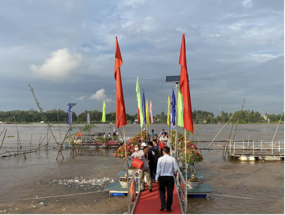 Pilmico Vietnam, along with other companies, and the Ministry of Agriculture, Rural Development, the People's Committee of Dong Thap along the Mekong Delta River in Hong Ngu City